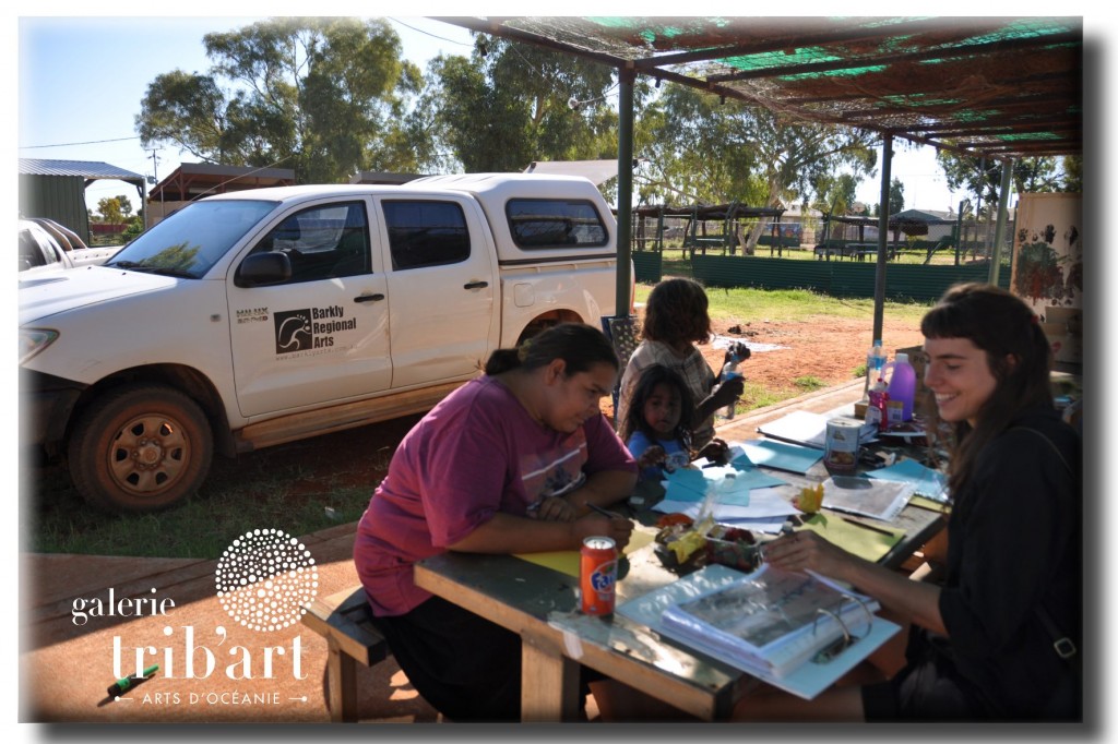 "Vue sur le centre d'art de Canten Creek, avec des artistes aborigènes travaillant en plein air sur leurs créations, Barkly, Australie centrale"