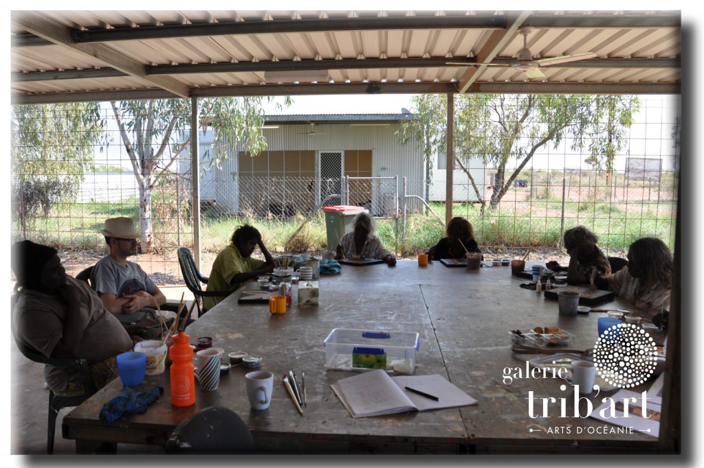 "Artistes aborigènes du Barkly travaillant au centre d'art de Canteen Creek"